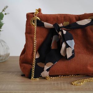 Sac Velvet en velours côtelé cannelle. Lien foulard viscose organique. Chaine dorée.