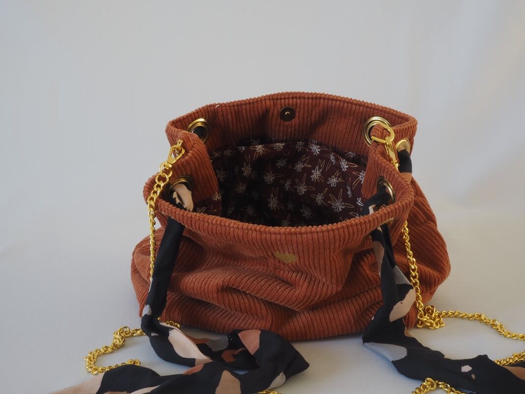Intérieur du sac Velvet en velours côtelé cannelle