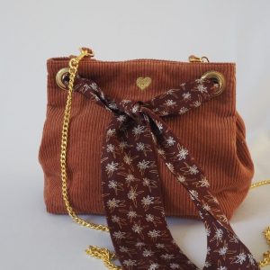 Sac Velvet en velours côtelé cannelle. Lien foulard marron fleurs blanches. Chaine dorée.