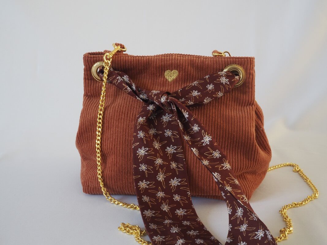 Sac Velvet en velours côtelé cannelle. Lien foulard marron fleurs blanches. Chaine dorée.