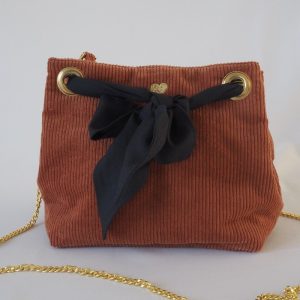 Sac Velvet en velours côtelé cannelle. Lien foulard plumetti bleu marine. Chaine dorée.