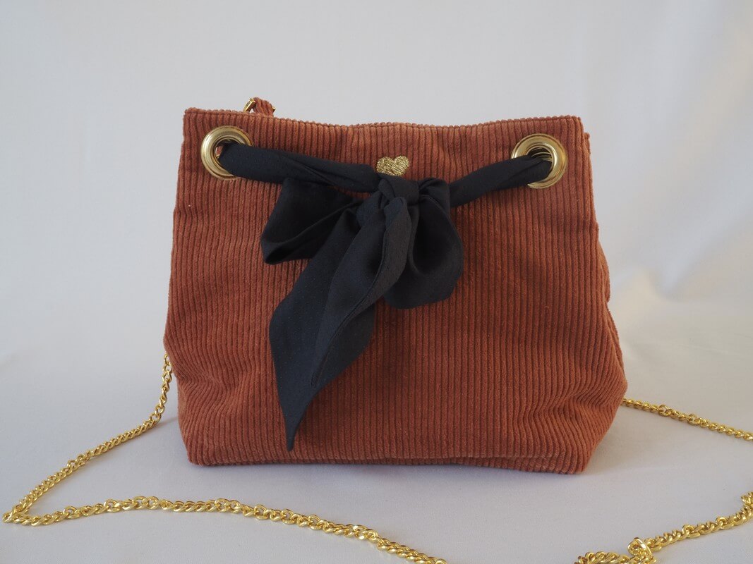 Sac Velvet en velours côtelé cannelle. Lien foulard plumetti bleu marine. Chaine dorée.