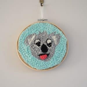 Décoration murale. Cadre réalisé à la punchneedle représentant un Koala tirant la langue. La langue est réalisée au crochet.