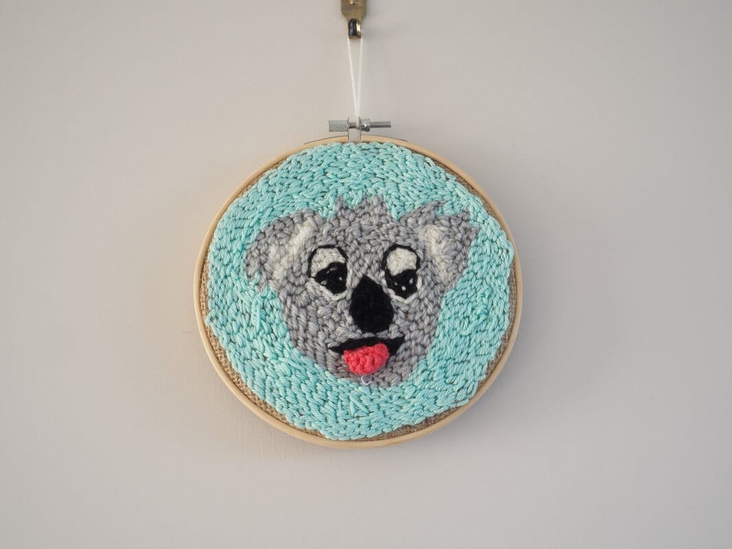 Décoration murale. Cadre réalisé à la punchneedle représentant un Koala tirant la langue. La langue est réalisée au crochet.