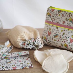 Nécessaire de toilette : trousse de toilette, lingettes démaquillantes lavables, pochon et ses lingettes, étui à brosse à dent, étui à savon.