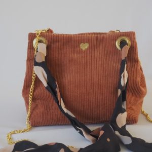Sac Velvet en velours côtelé vert sapin. Lien foulard viscose organique. Coeur doré brodé.