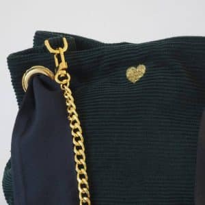 Sac Velvet en velours côtelé vert sapin. Lien foulard plumeti bleu. Coeur doré brodé.