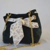 Sac Velvet en velours côtelé vert sapin. Lien foulard blanc motifs feuillages vert, bleu clair et violine. Chaine dorée.