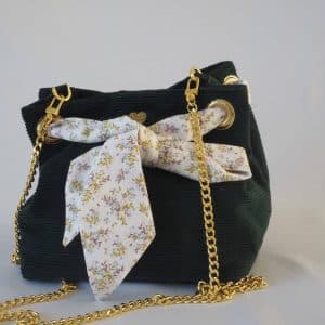 Sac Velvet en velours côtelé vert sapin. Lien foulard blanc motifs feuillages vert, bleu clair et violine. Chaine dorée.
