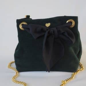 Sac Velvet en velours côtelé vert sapin. Lien foulard plumetti bleu marine. Chaine dorée.