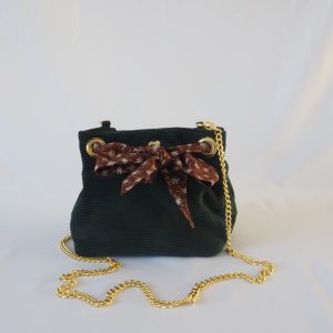 Sac Velvet en velours côtelé vert sapin. Lien foulard marron fleurs blanches. Chaine dorée.