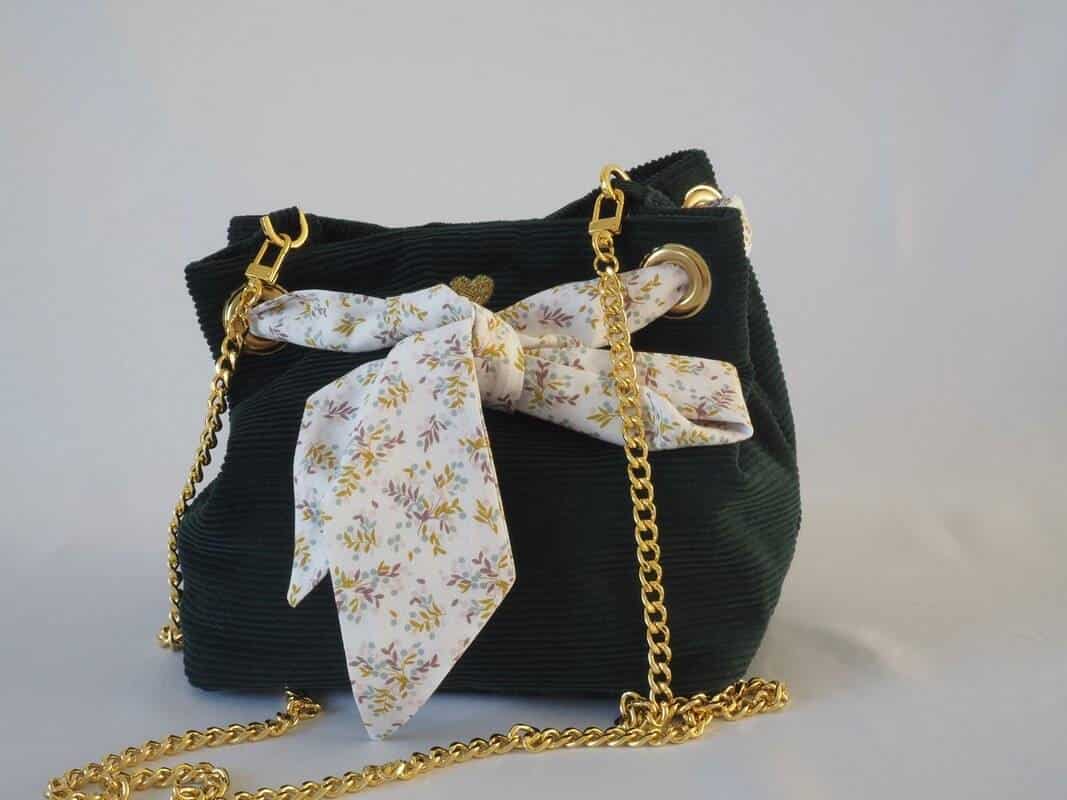 Sac Velvet en velours côtelé vert sapin. Lien foulard blanc motifs feuillages vert, bleu clair et violine. Chaine dorée.