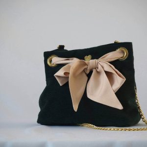 Sac seau en velours vert sapin porté croisé par une chaine dorée. Fermeture par un bandeau en tissu plumetis blush/nude