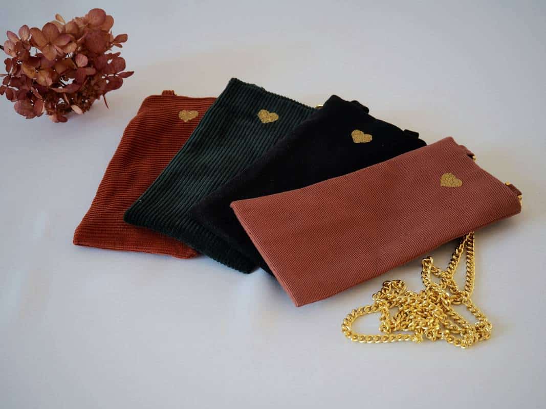 Sac téléphone Léonie avec chaine dorée et broderie coeur.