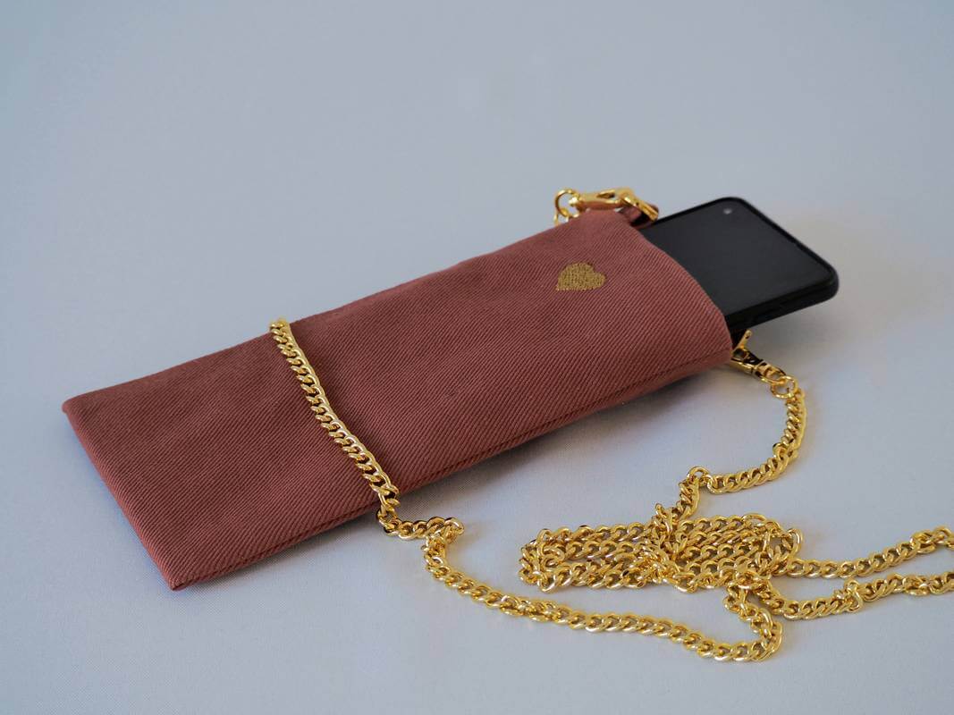 Sac téléphone Léonie avec chaine dorée et broderie coeur.