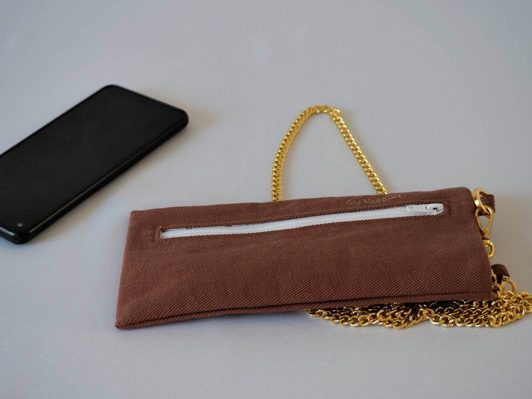 Sac téléphone Léonie avec chaine dorée et broderie coeur.