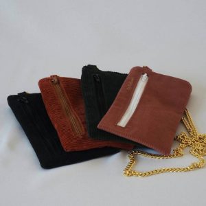 Sac téléphone Léonie avec chaine dorée et broderie coeur.