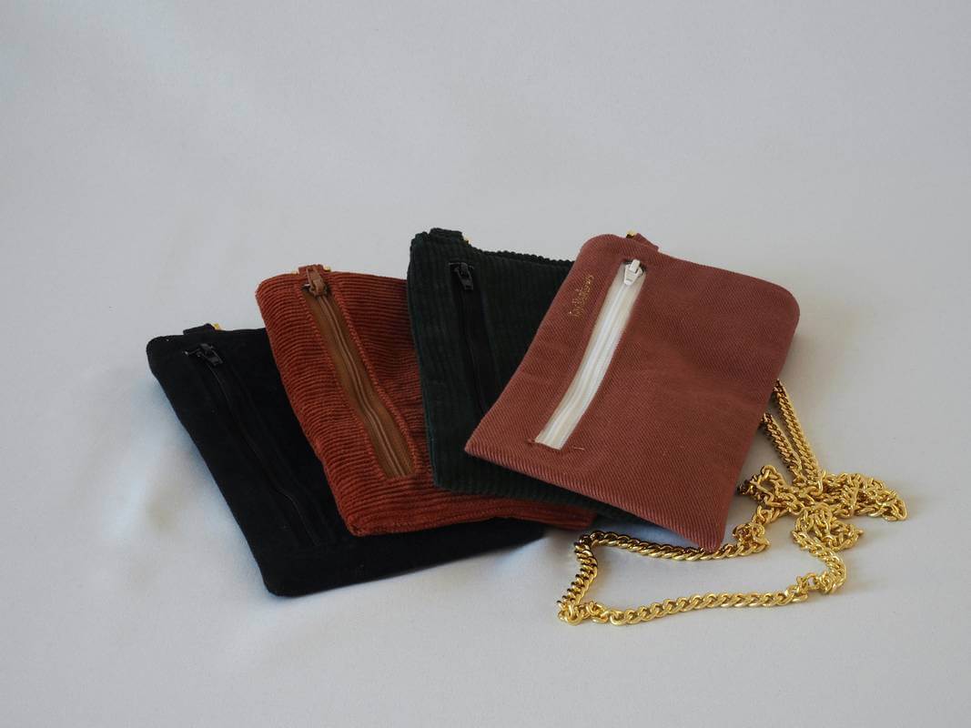 Sac téléphone Léonie avec chaine dorée et broderie coeur.