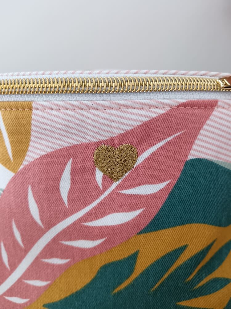 Sac banane "Tropique" Détail, broderie coeur