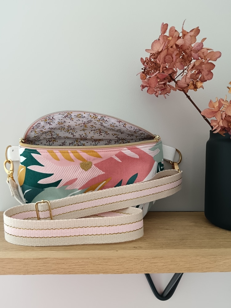 Sac banane "Tropique" Détail, fermeture éclair rose Détail, fermeture éclair rose. Doublure feuillage.