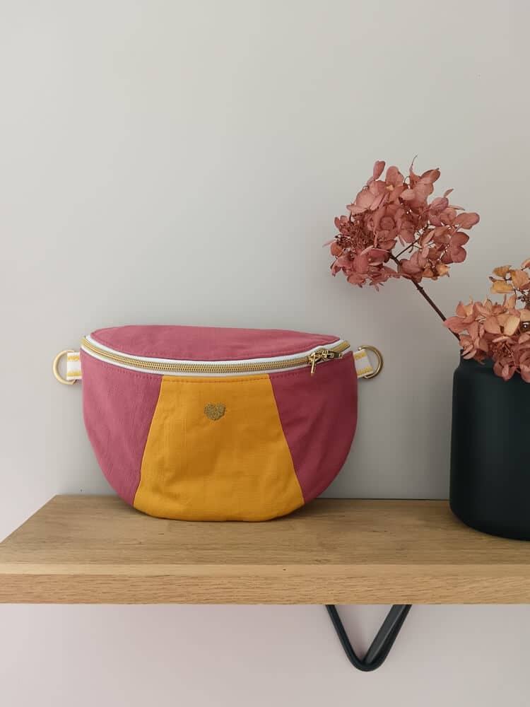 Sac banane "Les 90's "rose avec empiècement jaune