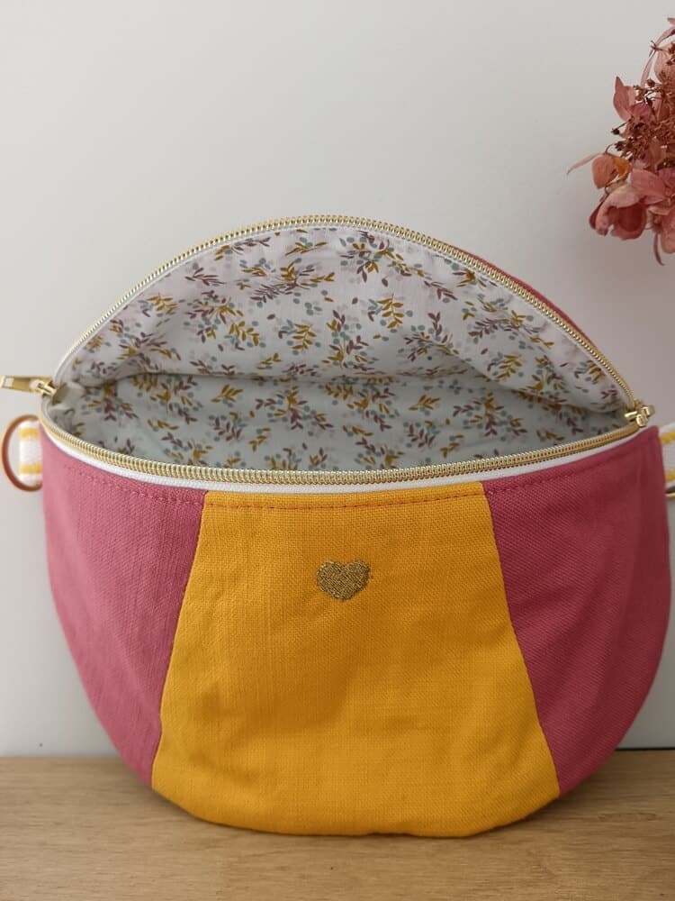 Sac banane "Les 90's"rose avec empiècement jaune. Zoom sur la doublure.