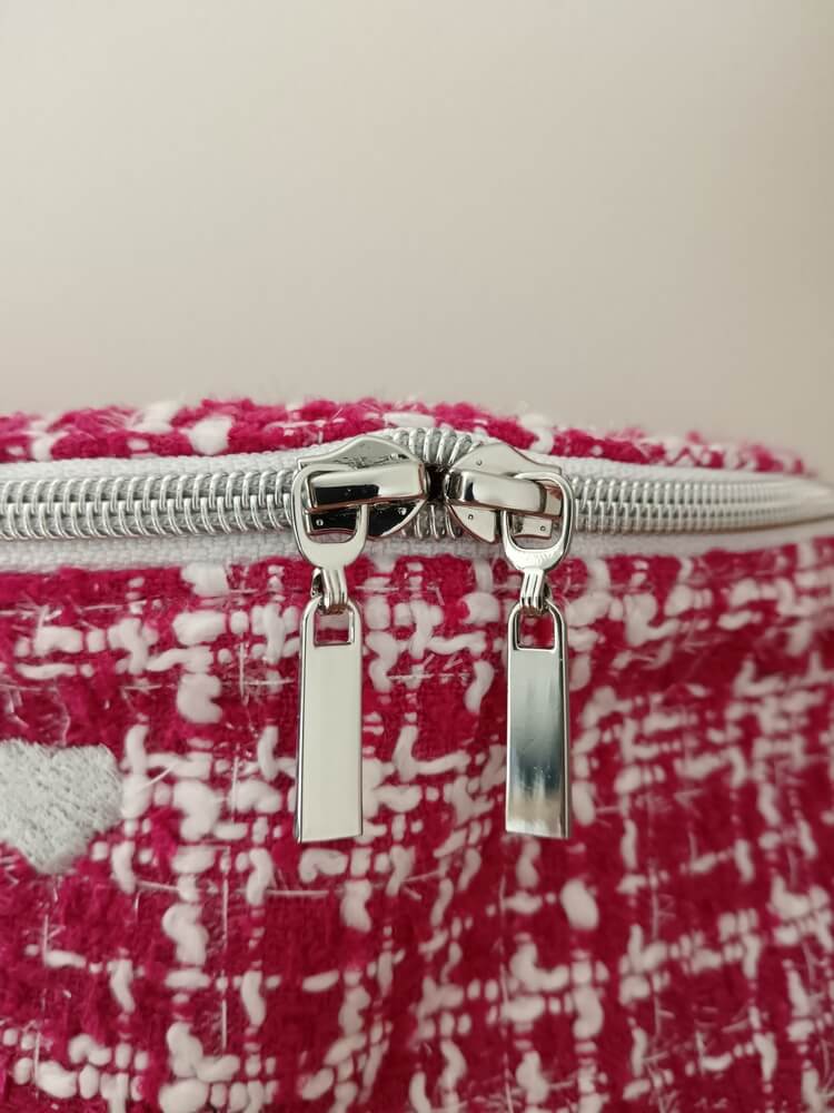 Sac banane "Les élégantes" en tweed fuschia Détail sur la fermeture éclair