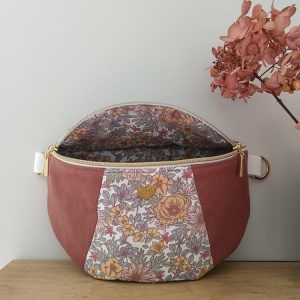 Sac banane Les Fleuris. Couleur Sienne et empiècement fleuri. Détail sur la doublure.