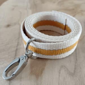 Bandoulières, anses réglables. Coloris : beige, moutarde, liserés argentées Bouclerie argentée.