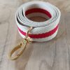 Bandoulières, anses réglables. Coloris : beige, rouge, liserés dorés Bouclerie dorée.