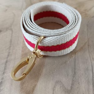 Bandoulières, anses réglables. Coloris : beige, rouge, liserés dorés Bouclerie dorée.