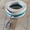 Bandoulières, anses réglables. Coloris : beige, turquoise, liserés dorés Bouclerie argentée.