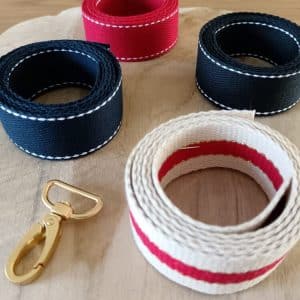 Bandoulières, anses réglables pour sac . Différents coloris et motifs. Bouclerie dorée.