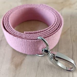 Bandoulières, sangles réglables 25mm. Bouclerie : argenté Couleur : vieux rose
