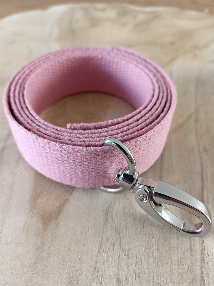 Bandoulières, sangles réglables 25mm. Bouclerie : argenté Couleur : vieux rose