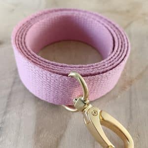Bandoulières, sangles réglables 25mm. Couleur : vieux rose Bouclerie : dorée