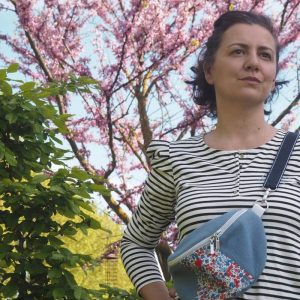 Banane bleue et rouge avec empiècement en liberty portée en cross body