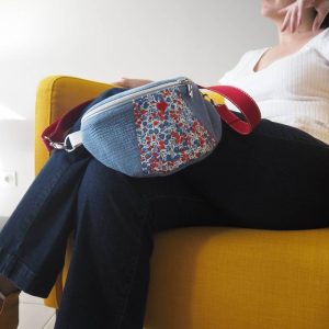 Sac banane bleu avec empiècement en liberty bleu et rouge avec bandoulière interchangeable