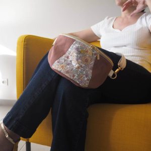 Sac banane en gabardine de couleur sienne avec un empiècement central fleuri.