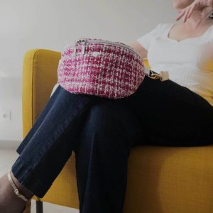 Sac banane en tweed couleur fuchsia portée.