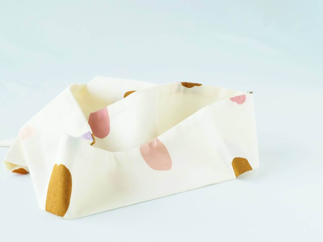 Foulchie ou bandeau écru tacheté