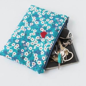 Pochette en liberty bleu fleurs blanches et rouge de taille S - Présenté avec documents voiture, clés.