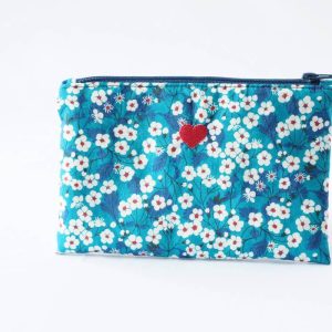 Pochette en liberty bleu fleurs blanches et rouge de taille S