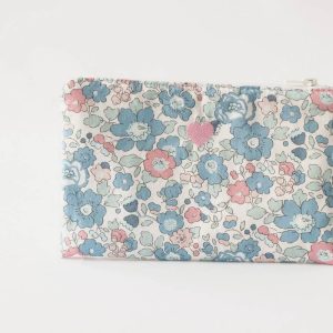 Pochette en liberty fleurs bleues et roses dragées de taille S