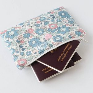 Pochette en liberty fleurs bleues et roses dragées de taille S - Présenté avec passeports