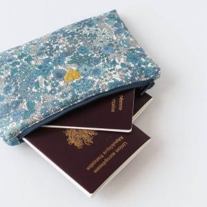 Pochette en liberty fleurs bleues de taille S - Présenté avec des passeports