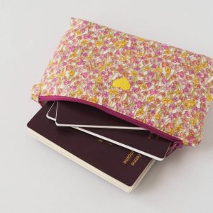 Pochette en liberty jaune et rose de taille S - Présenté avec des passeports