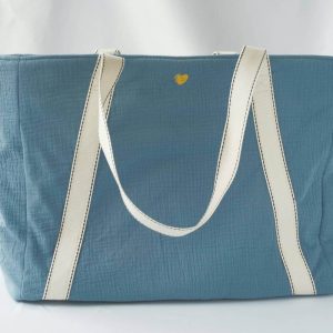Sac cabas en double gaze de couleur bleu orage, avec fermeture par zip et sa broderie coeur, vue de devant.