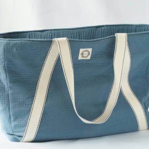 Sac cabas en double gaze de couleur bleu orage, avec fermeture sécurisée par fermeture éclair. Vue de dos avec le logo by Zarboo.