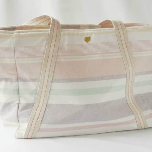 Sac cabas en polyester et coton recyclés, de couleurs pastels (rose, jaune, violet, vert d'eau), avec fermeture par zip. Vue de devant.